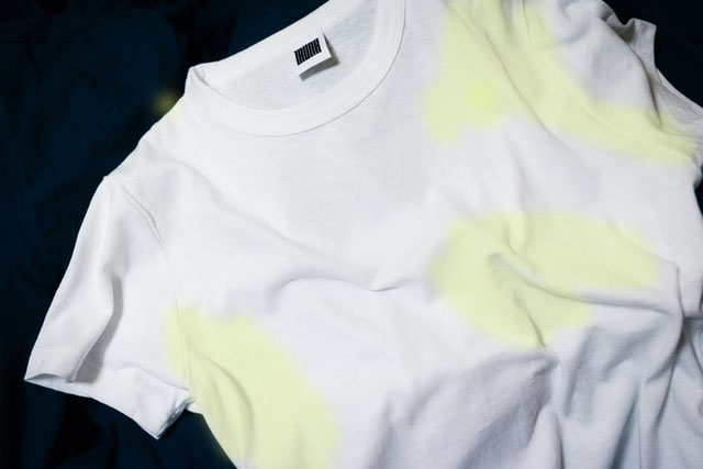 how-to-remove-yellow-stains-from-white-clothes