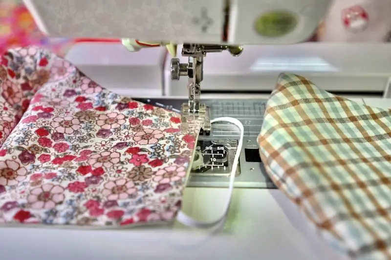 how to reverse stitch on a singer sewing machine
